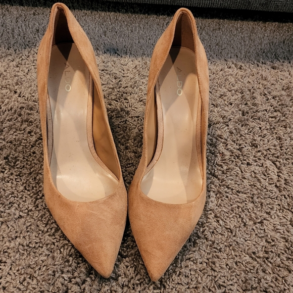 Tan fuax suede heel - Picture 1 of 3